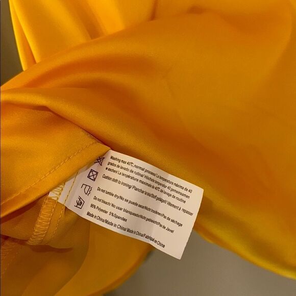 Yellow V-Neck Sleeveless Tank Top - Picture 4 of 5